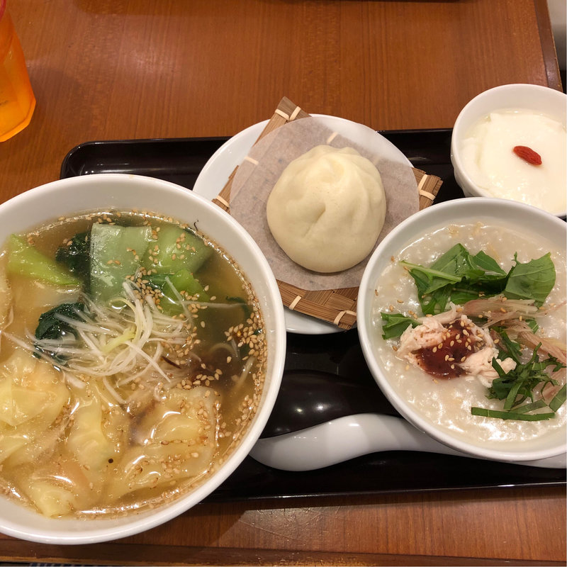 ワンタン麺と大葉とミョウガのお粥 ハーフ(謝朋殿 點心樓)