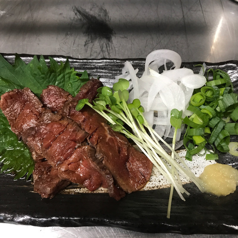 牛肉のタタキ(鉄板ダイニング OKONOMIYA)