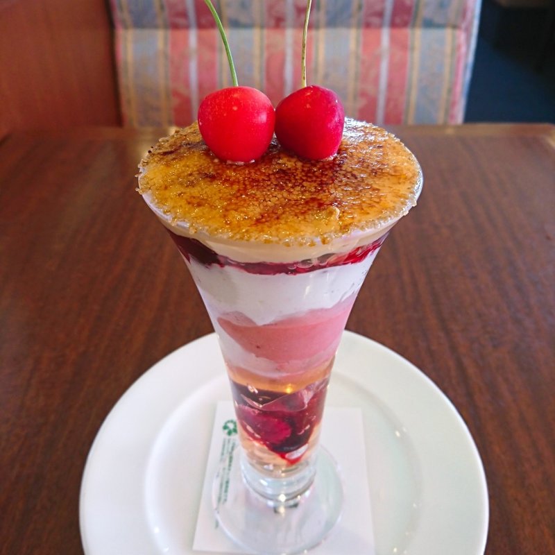 さくらんぼとベリーのブリュレパフェ(ロイヤルホスト泉佐野店)