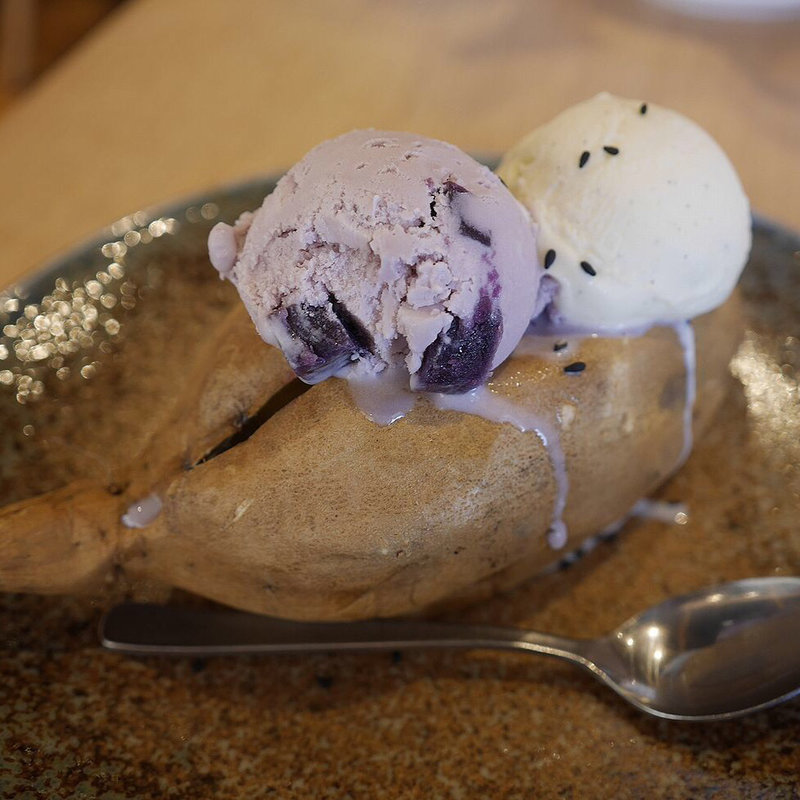 焼き芋ONアイス(高級芋菓子しみず)