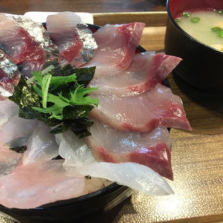 三色丼（B丼）(海鮮丼てんや)