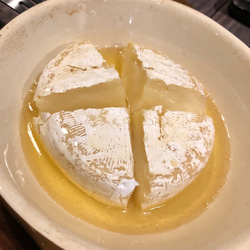 丸ごとカマンベールのはちみつオーブン焼き(銀串フレンチ70'sキッチン)