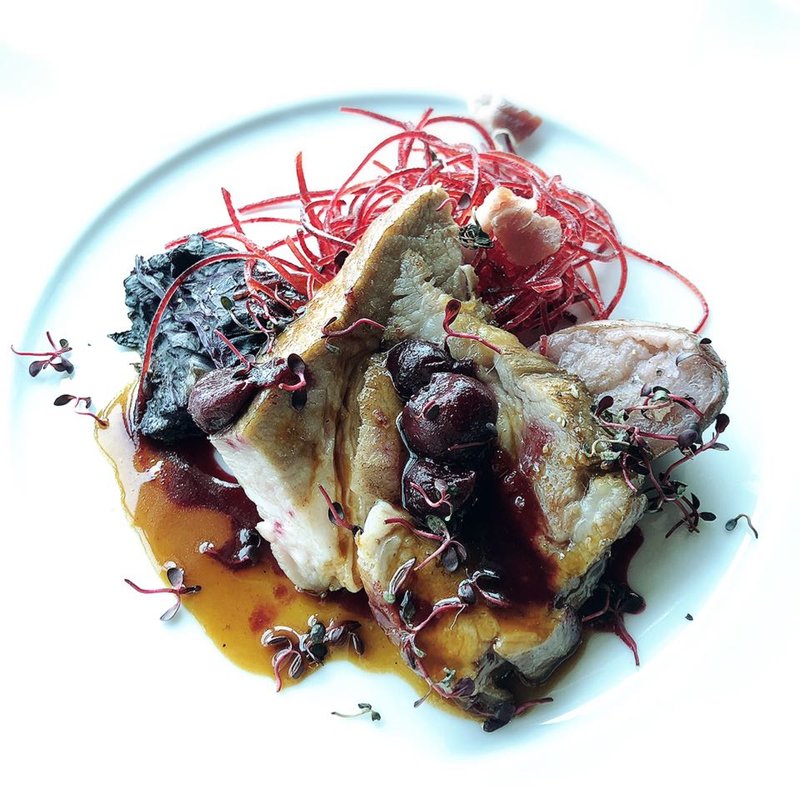 豚肩ロースのロースト ビーツとさくらんぼのソース(Fish Bank TOKYO)