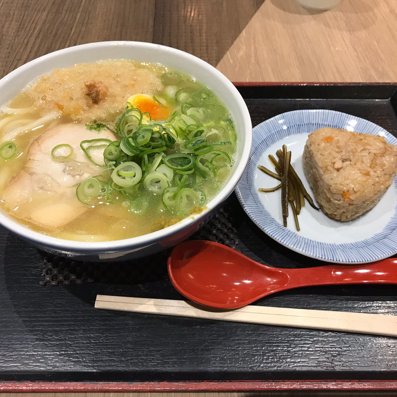 博多とりうどん かしわおにぎり(因幡うどん 福岡空港店)