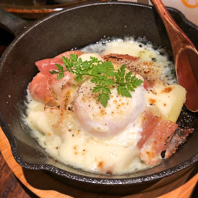 ホワイトアスパラ・生ハム・温玉の窯焼き(ワイン処Oasi)