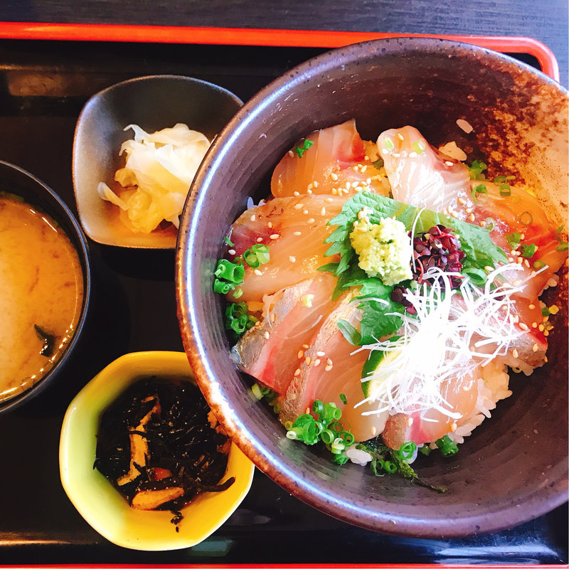 スズキの漬け丼(懐石料理 三島屋)