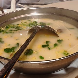 北京ダックの骨と野菜のスープ(盤古茶屋)