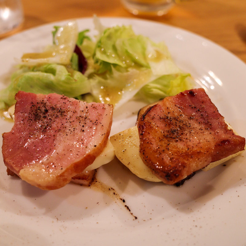 厚切りベーコンとモッツァレラチーズのはさみ焼き(スピガ 根津店)