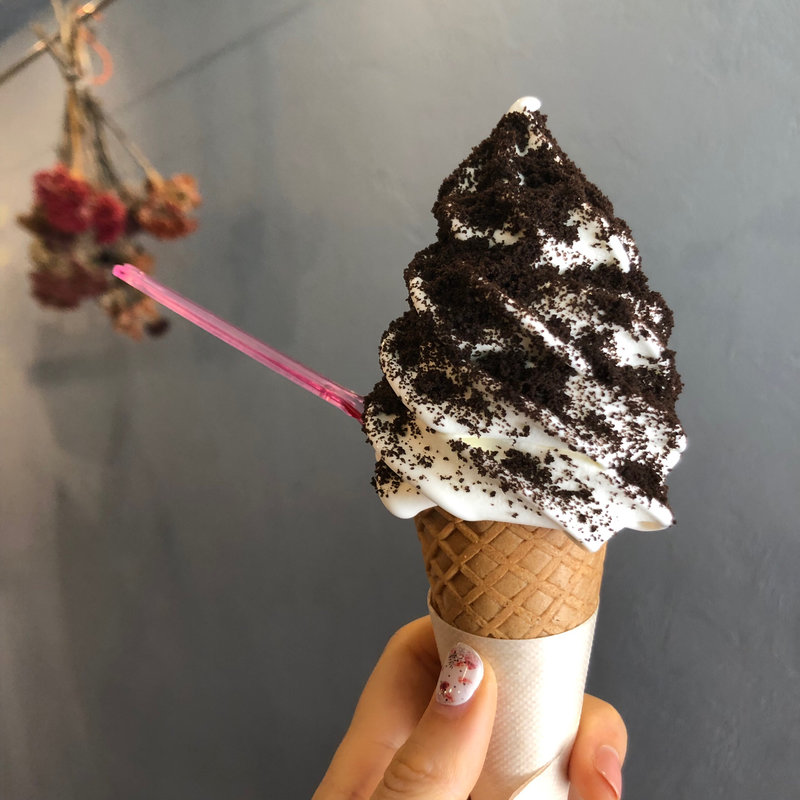 ミルクソフトクリーム　クラッシュクッキートッピング(Groovy Ice Cream GUFO　グーフォ)