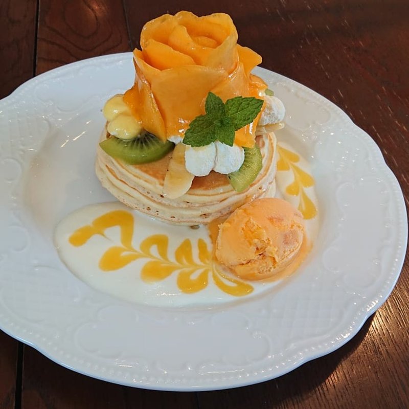 マンゴーローズのトロピカルパンケーキ(カフェ アンジェ)