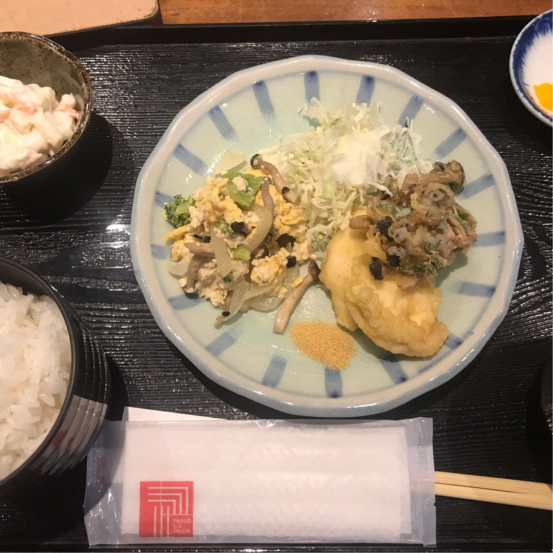 日替わり定食（とり天カレー塩、しめじのかき揚げ、豆腐と玉子の炒め物）(くわとろ)