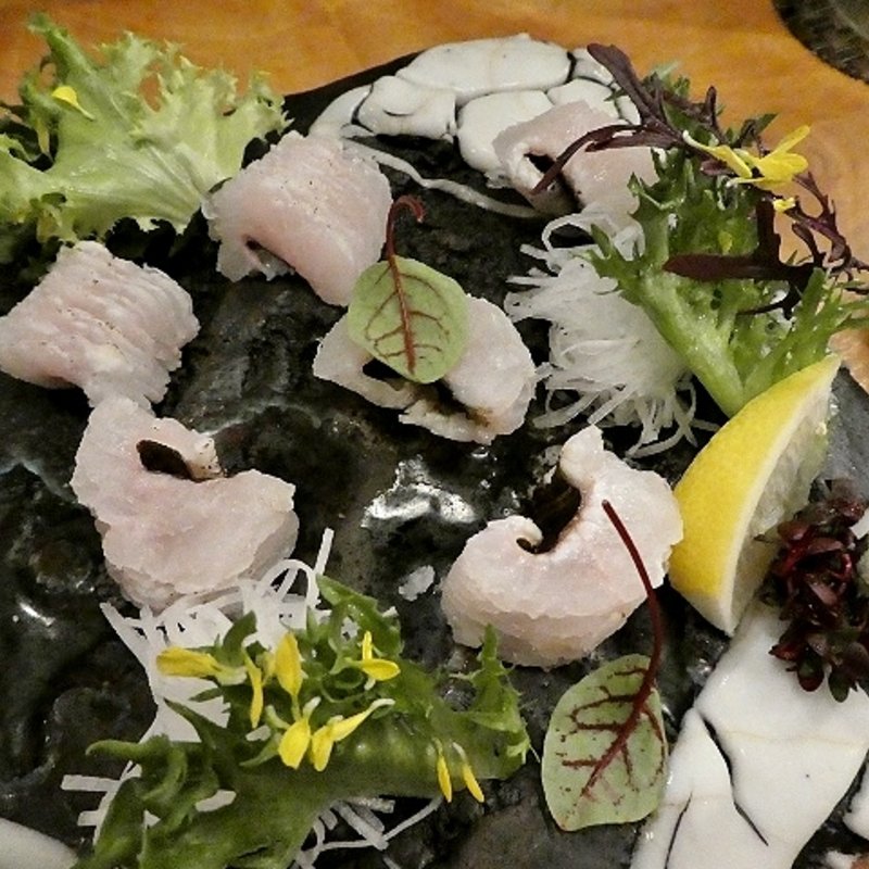 鱧の焼霜造り(炭焼笑店 陽 天満店)