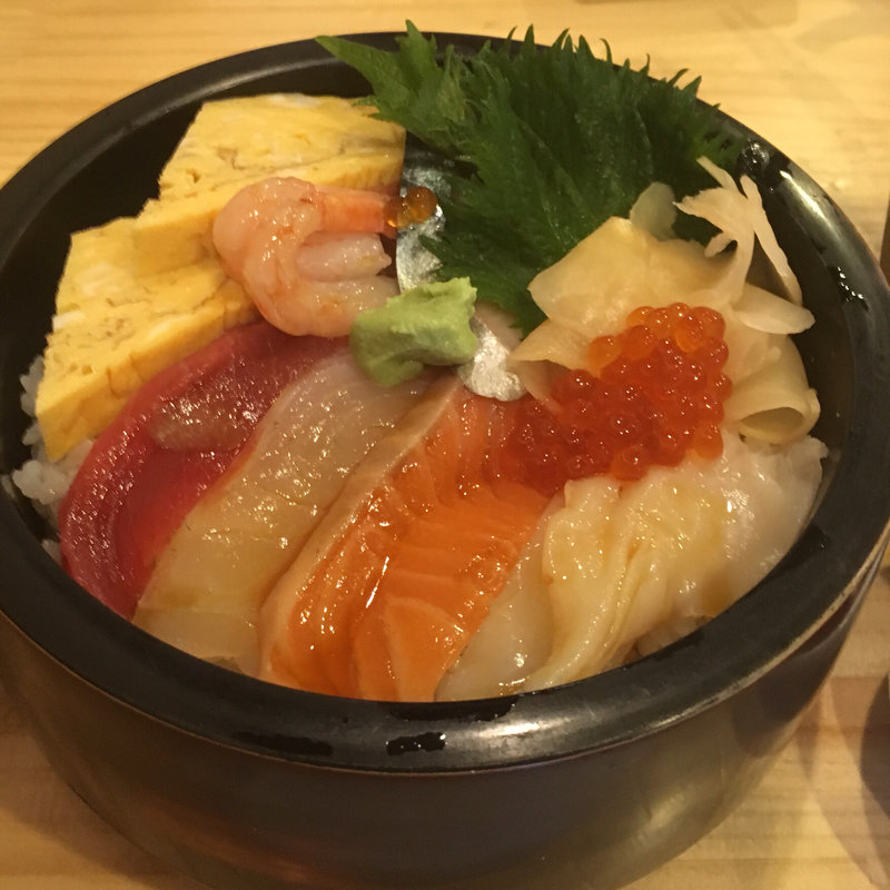 海鮮ちらし丼(鮨と炭火 にぎり屋はちべゑ)