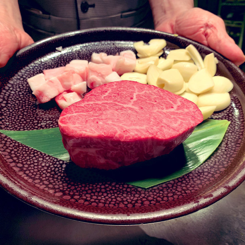 ご希望に応じてオーダーカットさせて頂きます(ステーキ・デボン )