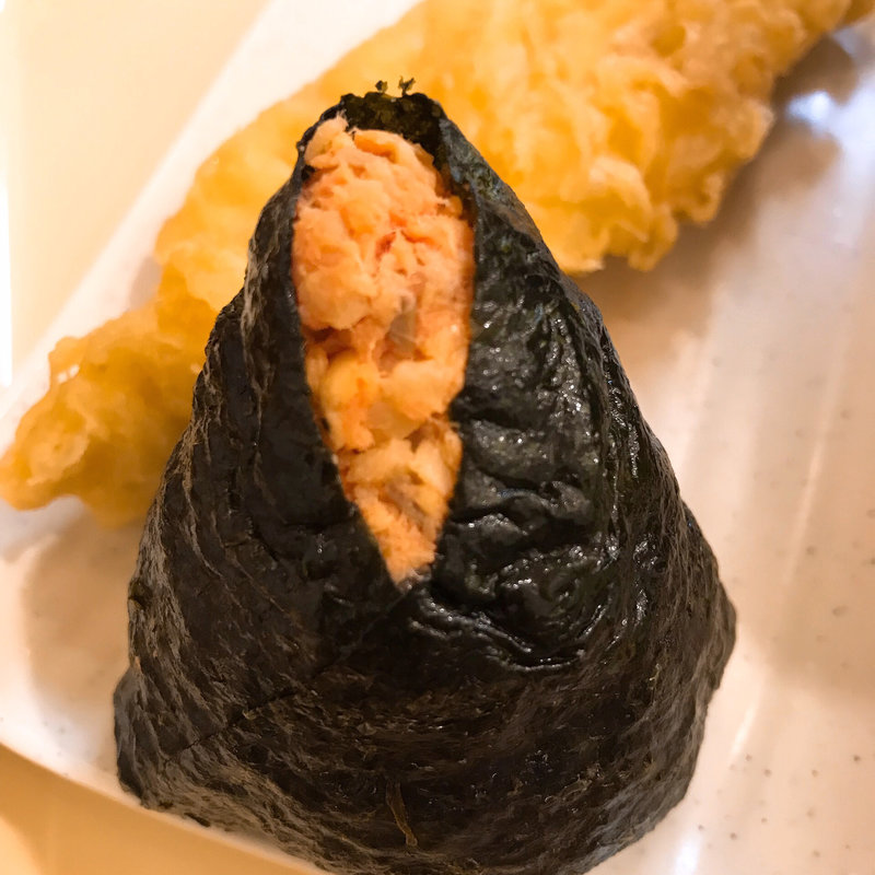 シャケおにぎり(鶴丸饂飩本舗 北浜店)