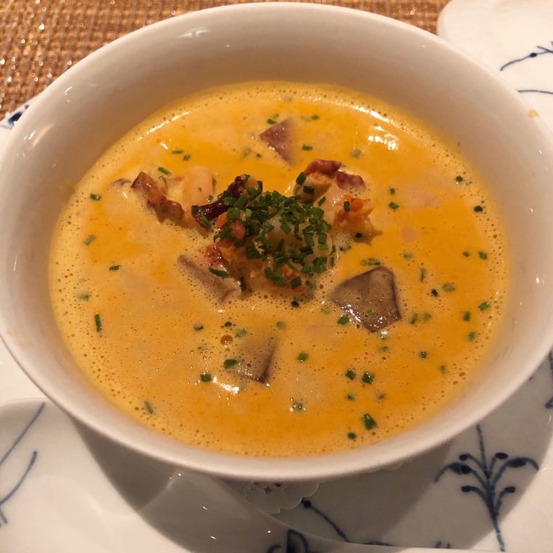 フォアグラのフランとオマール海老のビスク(au deco )