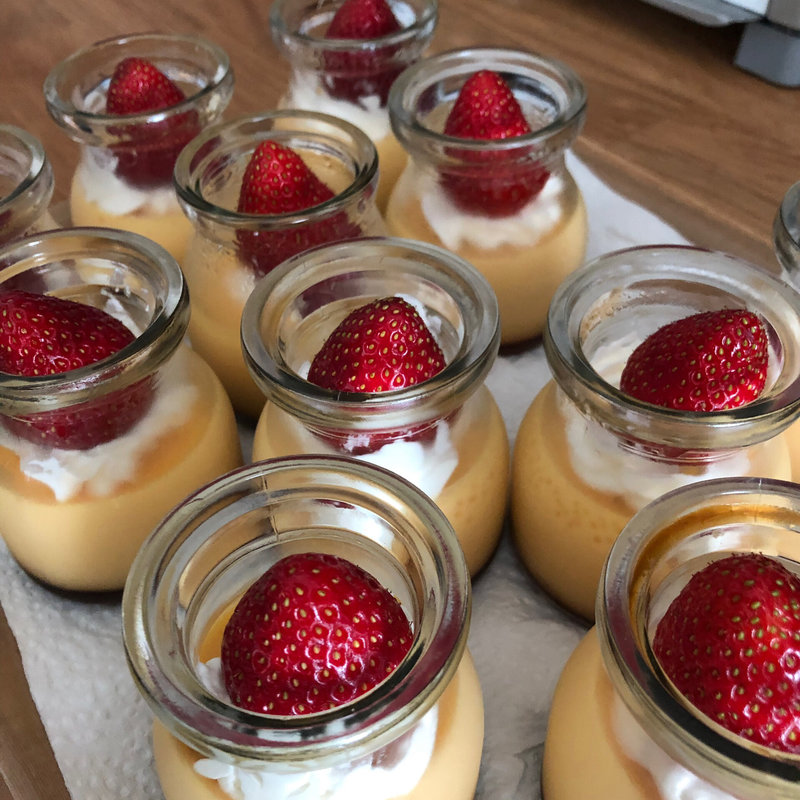 魅惑の苺のせカスタードプリン(キッチンアンダルシア園部)