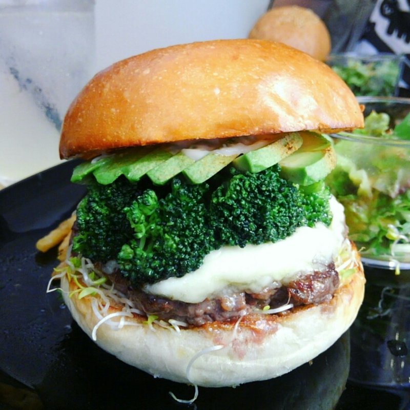 ブラウンバンズ＋ビーフパティ＋アボカド＋ブロッコリー＋アルファルファ＋モッツァレラチーズ＋トリュフフレーバーソース(milia burger)