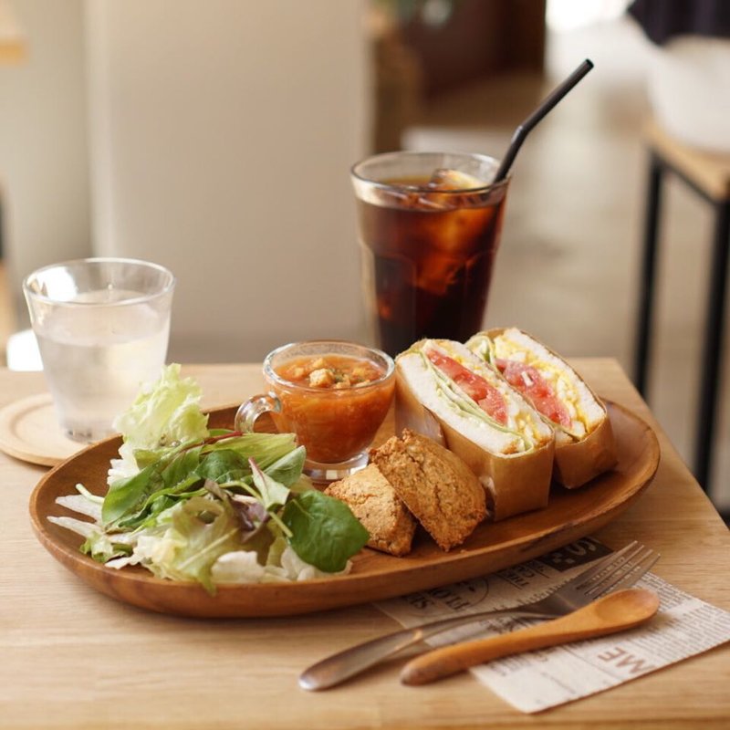 米粉ブレッドのサンドイッチ&米粉スコーンのランチプレート(Comeconoco Laboratory & Cafe)