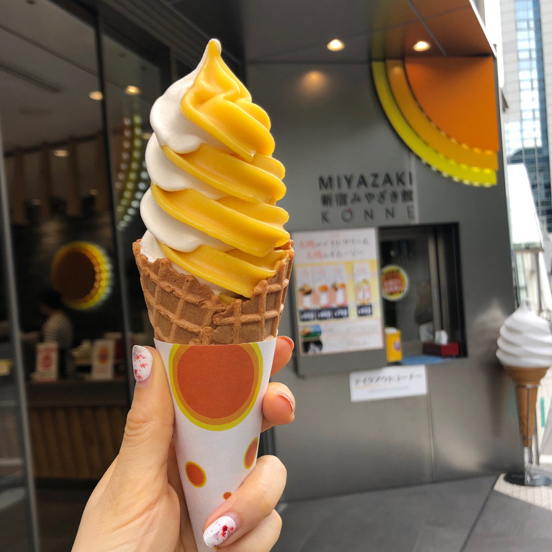 太陽のソフトクリーム　プレミアム完熟マンゴー×甘乳蘇ミックスソフトクリーム(新宿みやざき館 KONNE｜Miyazaki Prefectural Product Center)