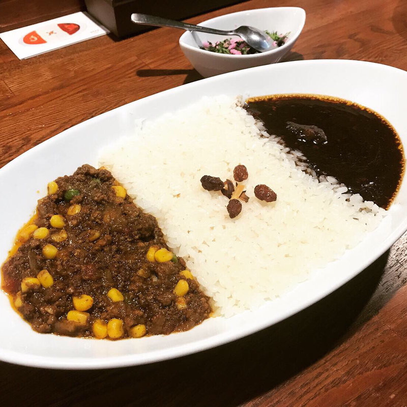 2コンビネーションカレー（ビーフカレー＆ドライカレー）(VOVO中目黒駅前店)