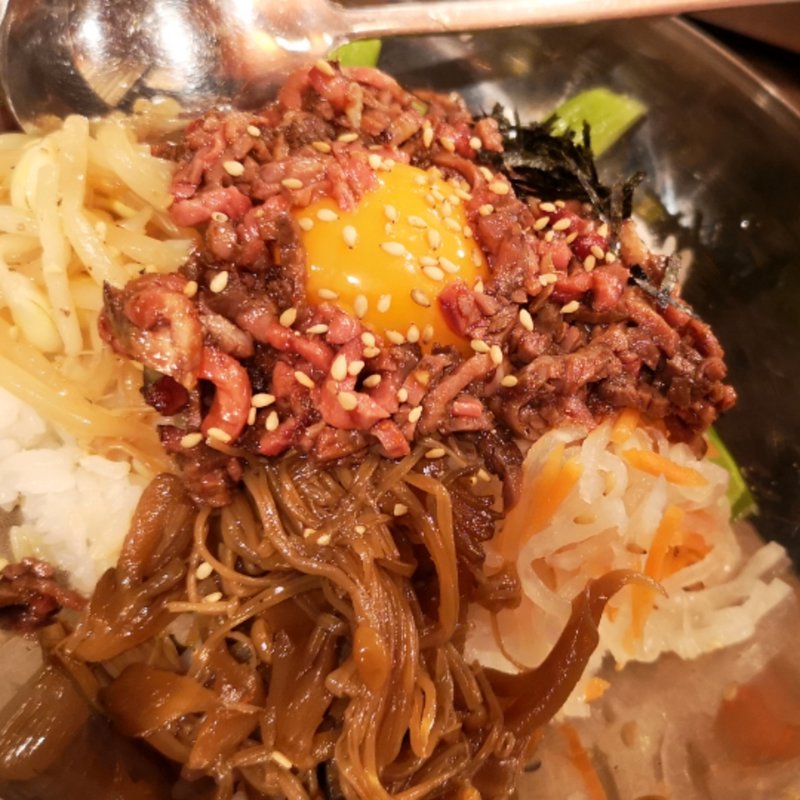ローストビーフユッケビビンパ(白か黒)