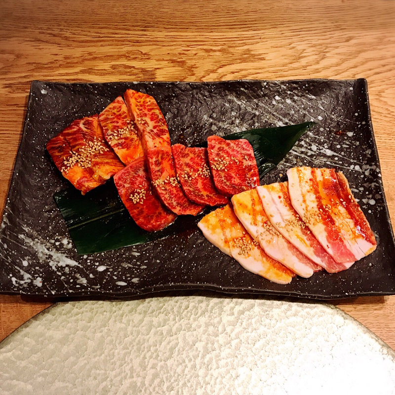 和牛上カルビ+和牛ロース+鹿児島産黒豚の豚バラ(肉亭いちゆく)