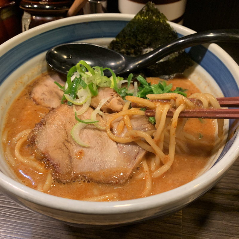 極太ロースラーメン赤(麺屋あらき 竈の番人 （かまどのばんにん）)