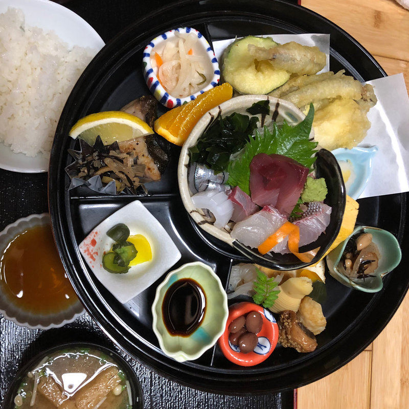 名物びっくり弁当(いけす割烹 心誠  （しんせい）)