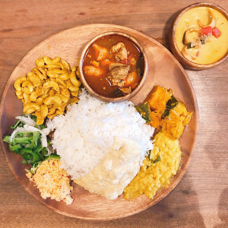 チキンカレー、イカカレー、カシューナッツカレー(yum-yum kade)