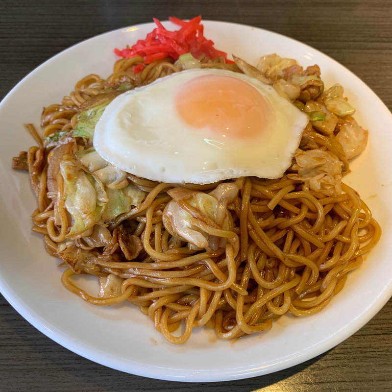 ソース焼きそば中盛り  目玉焼き(焼そばランラン)