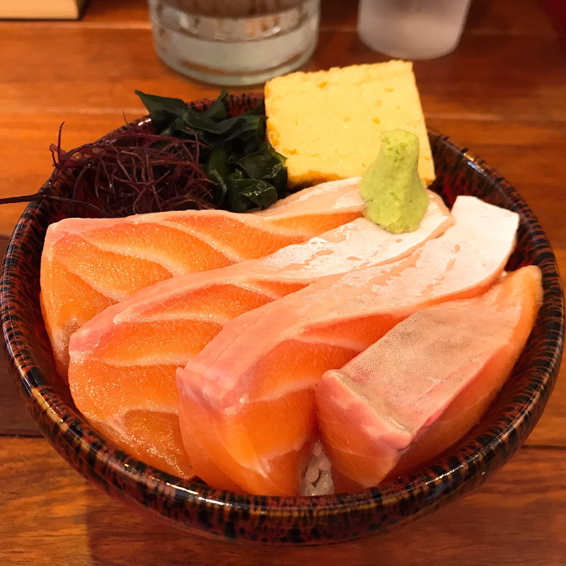 とろサーモン丼(波の)