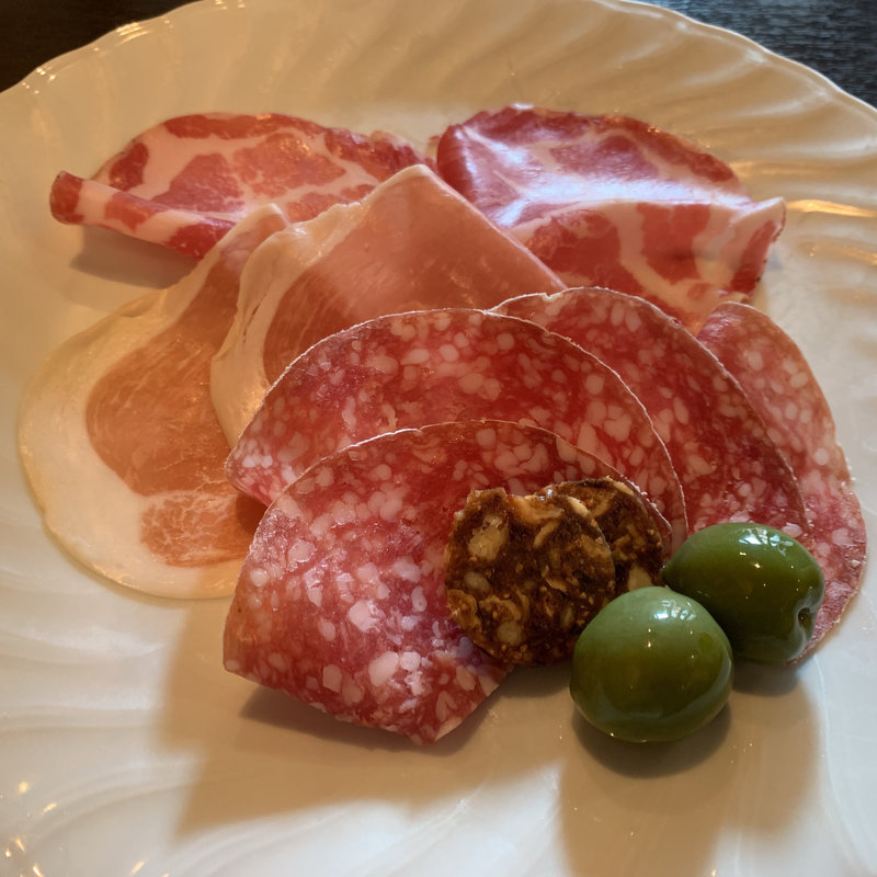 イタリア産生ハムサラミ盛り合わせ(ナポリピッツァ ピッツェリア ラ ロッサ)