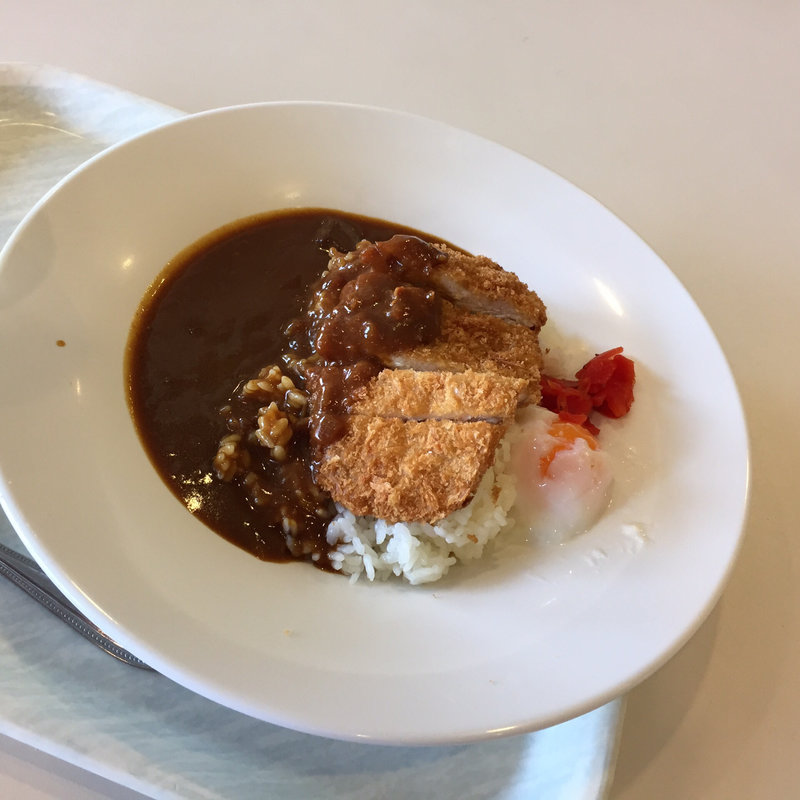 三元豚と目玉焼きのカツカレー(門真運転免許試験場 食堂)