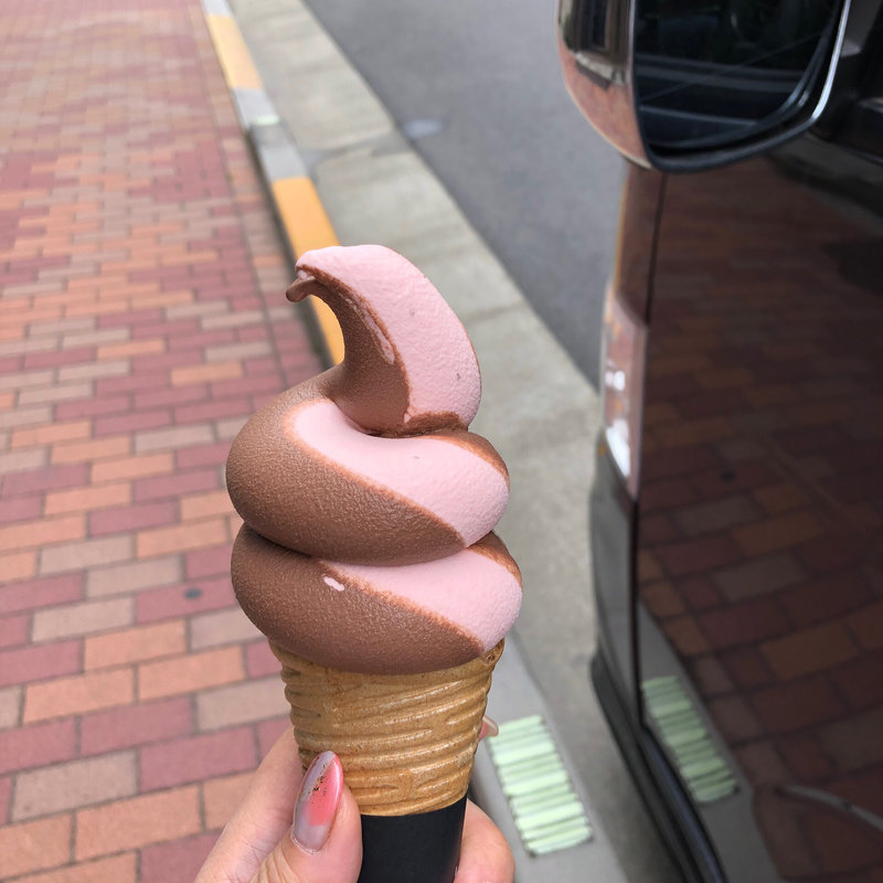 ソフトクリーム イチゴチョコ(UMIERE ASAKUSA)