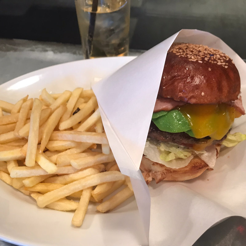 アボガドベーコンチーズバーガー(GOLDEN BROWN OMOTESANDO)