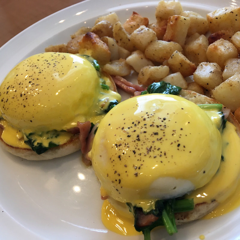 エッグスベネディクト スタンダード （ホウレン草とベーコン）(Eggs 'n Things ラゾーナ川崎店)