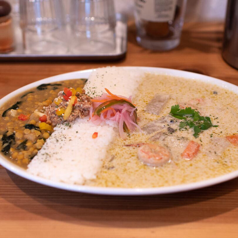 海老のココナッツミルクカレー と 厚あげとホウレン草の豆カレー のあいがけ(スパイス スエヒロ)