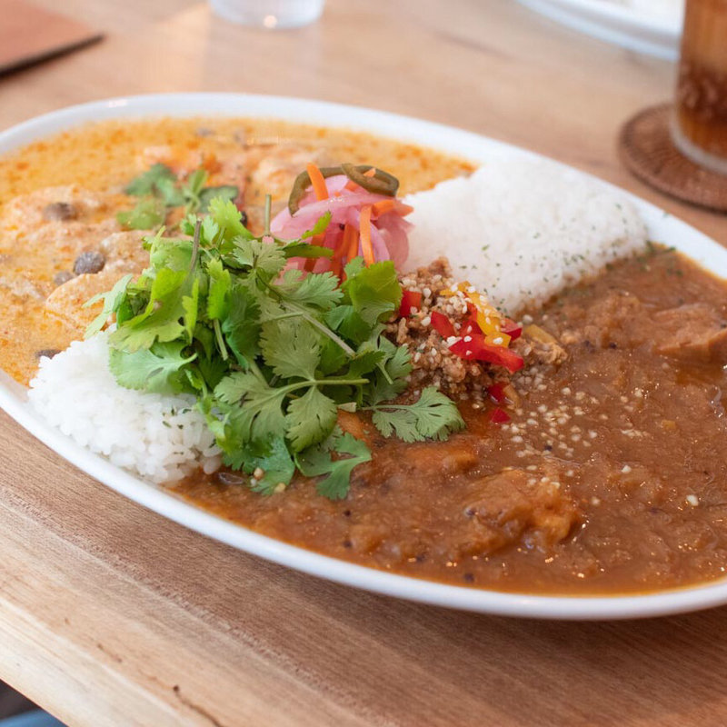 レッドカレーとチキンカレーのあいがけ+オーガニックパクチー(スパイス スエヒロ)