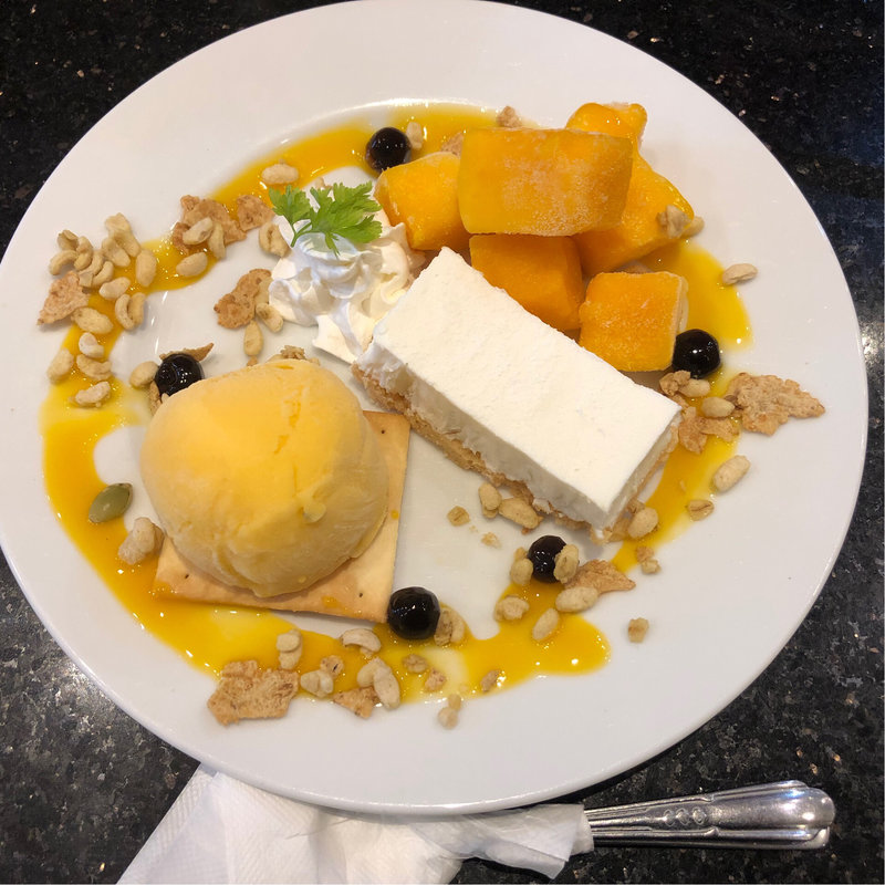 北海道レアチーズケーキマンゴー添え(にぎり長次郎 楠葉店)