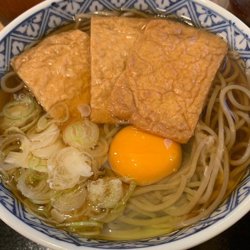 きつねそば、生卵(蕎麦田中屋)