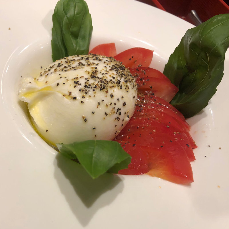 まるまるブッラータチーズとトマトのカプレーゼ(Yaesu 海老 talian バル ルクア大阪梅田店)