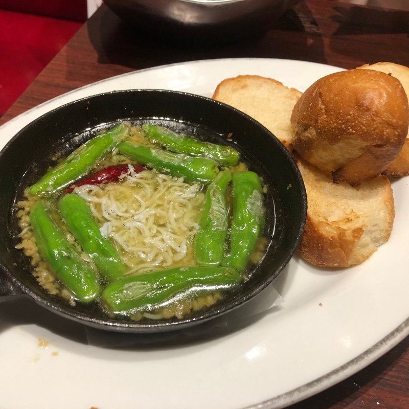 釜揚げシラスとしし唐とニンニクのアヒージョ(Yaesu 海老 talian バル ルクア大阪梅田店)