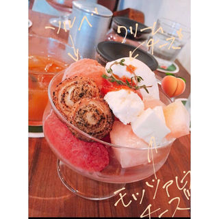 桃のカプレーゼとソルダムのパフェ(コトカフェ)