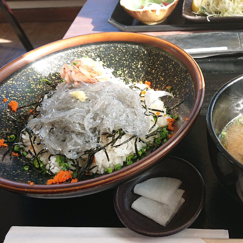 生しらす丼(湘南海鮮 座々丸)