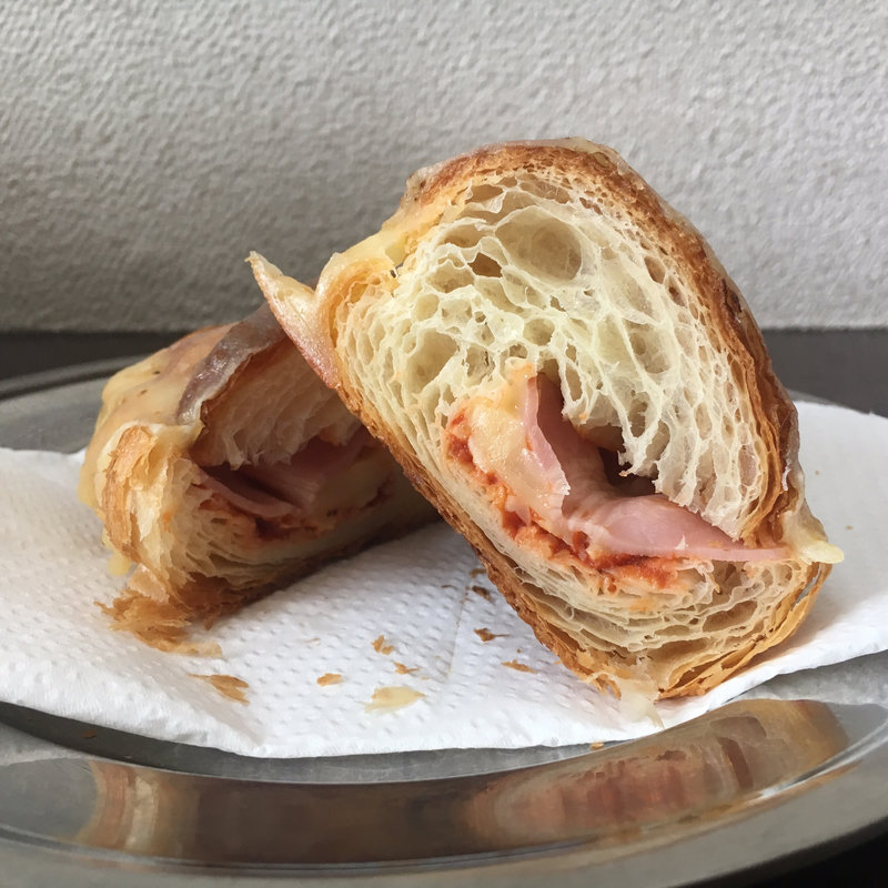 ベーコンとゴーダチーズのピザクロワッサン(手造りクロワッサン専門店 ラパン )