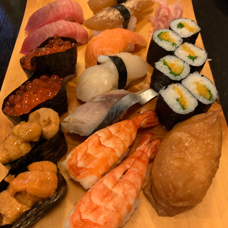 中トロ、いくら、うに、ひらめ、えび、かずのこ、いなり、おしんこ巻き(すしやの三拍子)