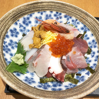豪華海鮮丼(海鮮 七菜彩 福岡空港店)