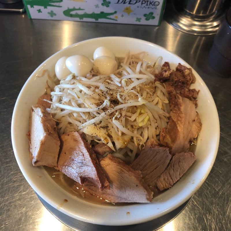 ラーメン 豚増し増し+ウズラ(ジロリアン 浮間店)