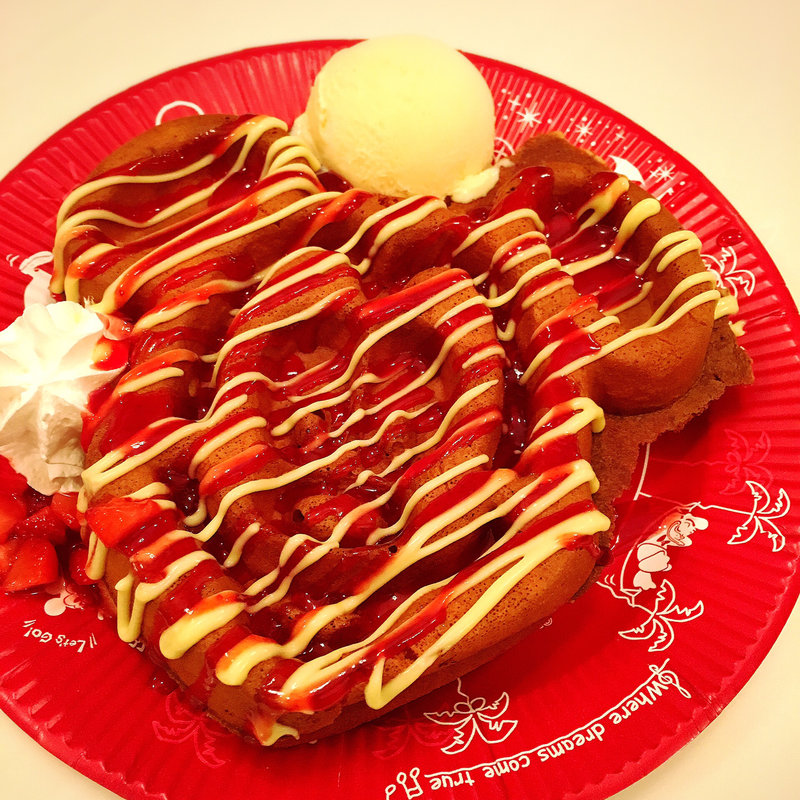 ミッキーワッフル（ストロベリー＆カスタードソース）(S.S.コロンビア・ダイニングルーム)